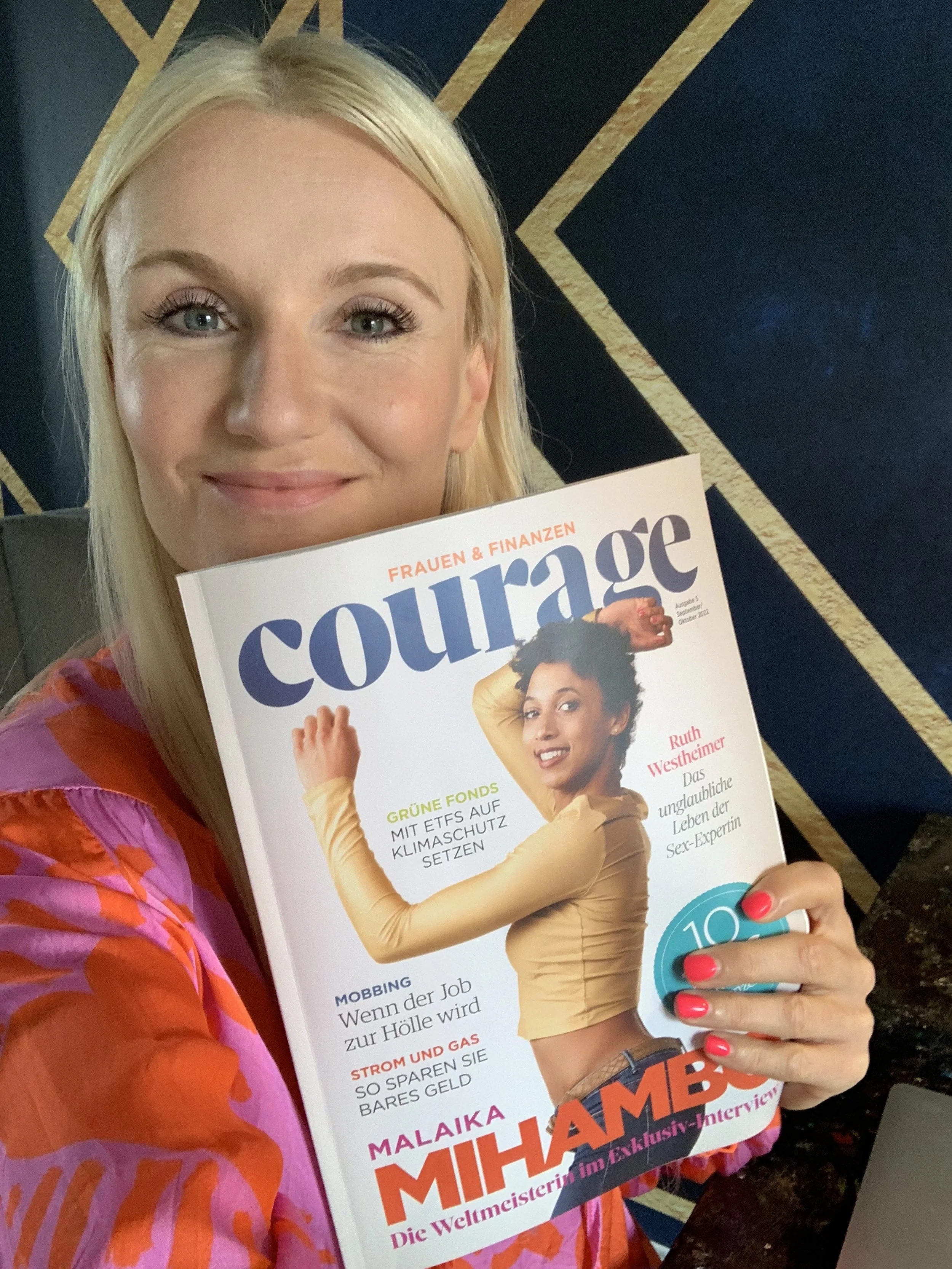 Henriette Frädrich mit der COURAGE-Ausgabe September/Oktober 2022 · Uschi-Kolumne N°7 „Kommuniziert wie Frauen!“ · Cover Malaika Mihambo