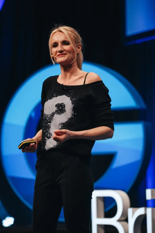 Henriette Hochstein-Frädrich Keynote-Speakerin mit Fragezeichen-Shirt – Vortrag zu Neugier, Fragen und kritischem Denken