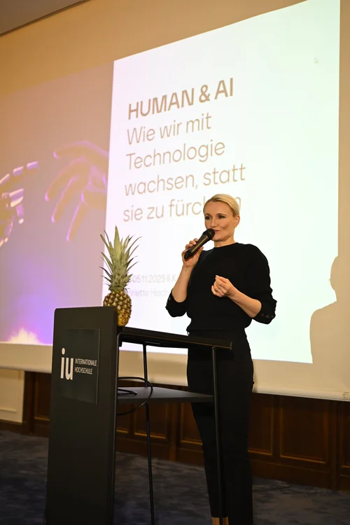 Henriette Hochstein-Frädrich hält Keynote HUMAN & AI an der IU Internationale Hochschule – Wie wir mit Technologie wachsen