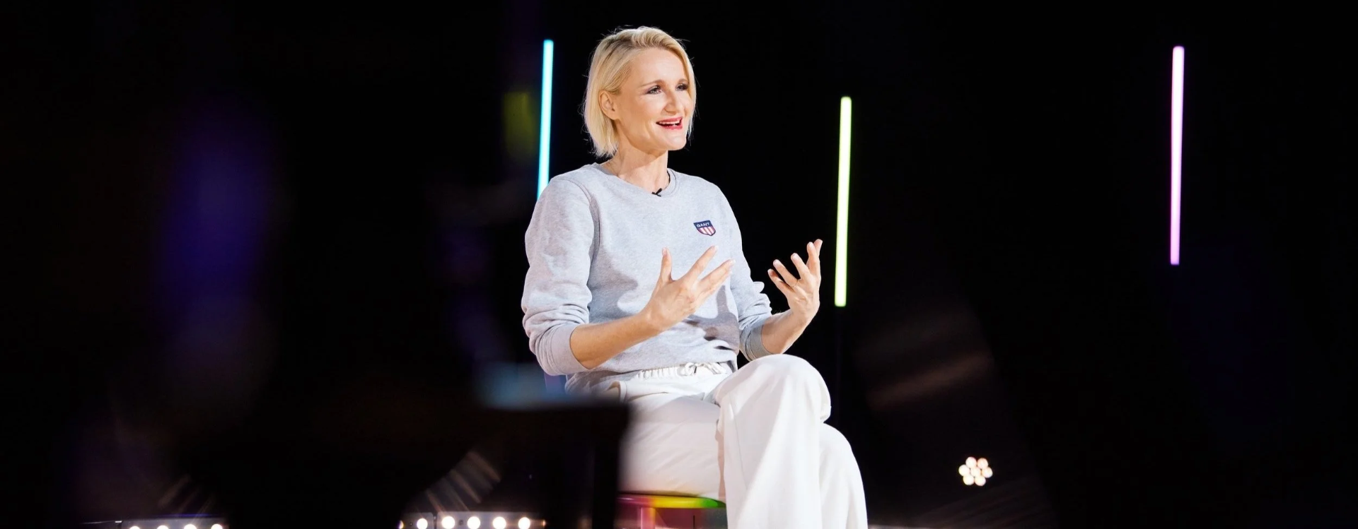 Henriette Hochstein-Frädrich im TV-Talk-Setting – Interview zu KI, Wandel und Zukunft der Arbeit