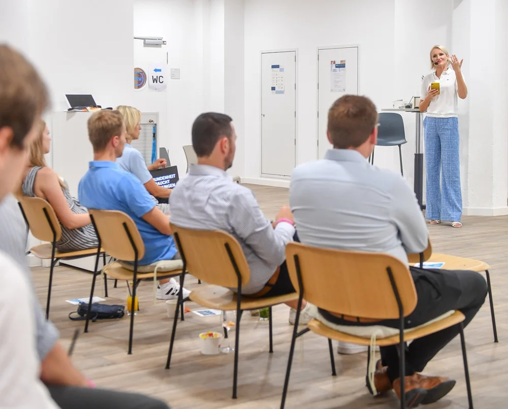 Henriette Hochstein-Frädrich beim Workshop mit interaktivem Publikum – Training zu Kommunikation und Zusammenarbeit