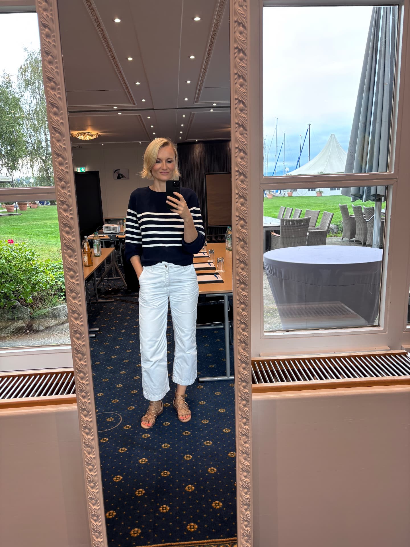 Henriette Hochstein-Frädrich vor dem Workshop im Spiegel des Tagungsraums in Prien am Chiemsee