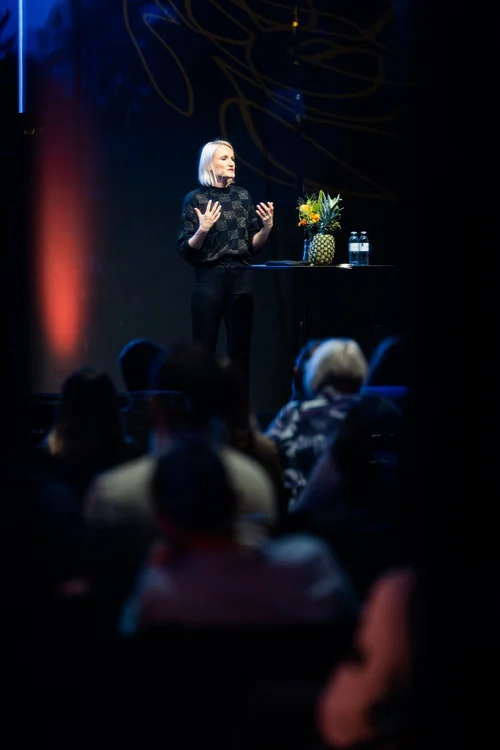 Henriette Hochstein-Frädrich Keynote-Speakerin vor großem Publikum – Vortrag zu Transformation, KI und Zukunft der Arbeit