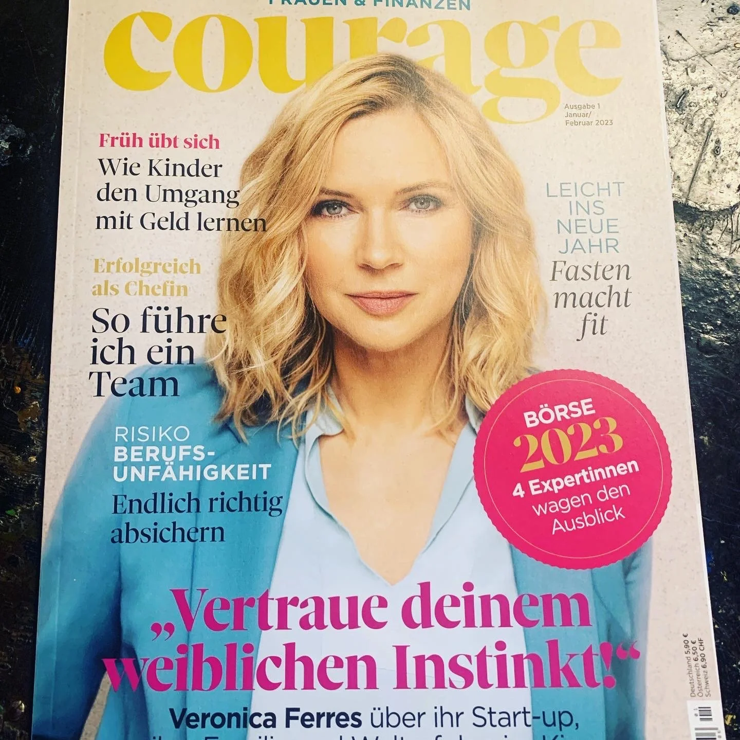 Henriette Frädrich mit der COURAGE Jan/Feb-Ausgabe und ihrer Uschi-Kolumne N°9 „Bohren hilft!“ · Impression 01