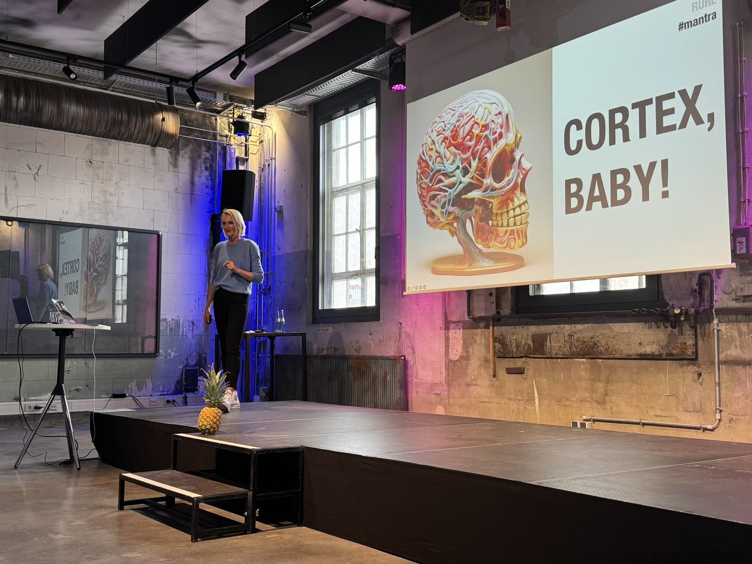 Keynote &bdquo;Von der Kunst, bergab zu rennen&ldquo; · Advanced UniByte · Sales Kick-Off · Motorworld Metzingen · Slide &bdquo;Cortex, Baby!&ldquo; · Bild 4/5