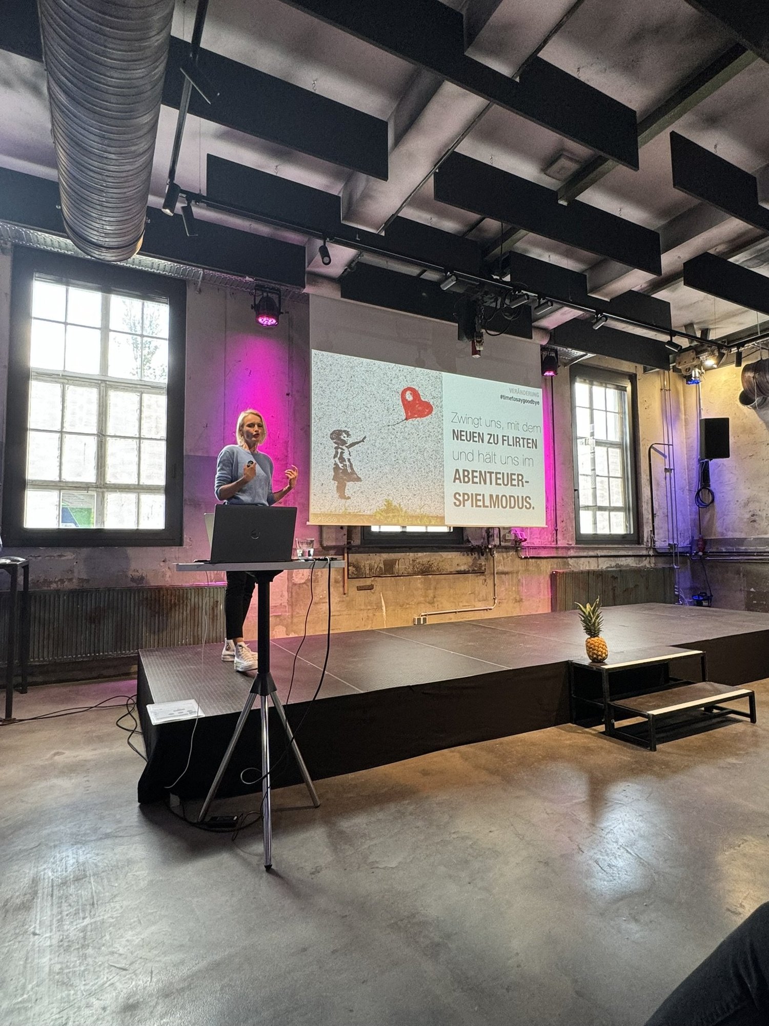 Keynote &bdquo;Von der Kunst, bergab zu rennen&ldquo; · Advanced UniByte · Sales Kick-Off · Motorworld Metzingen · Slide &bdquo;Flirt&ldquo; · Bild 2/5