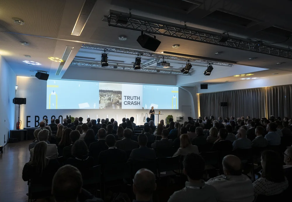 Henriette Hochstein-Frädrich Keynote »Truth Crash« vor großem Publikum – Vortrag zu Wahrheit, Wandel und Verantwortung