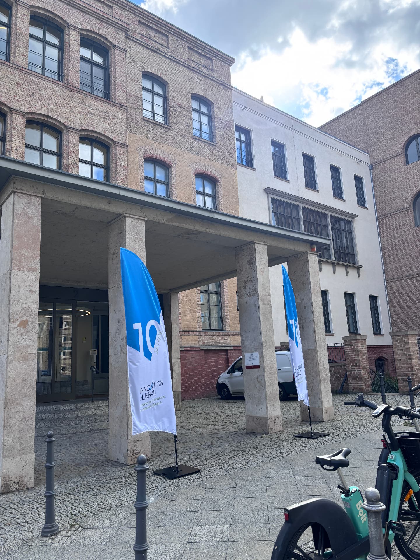 Innenhof des Google Office Berlin im Forum an der Museumsinsel mit Beachflags von Innovation Ausbau e.V. zum 10-jährigen Jubiläum