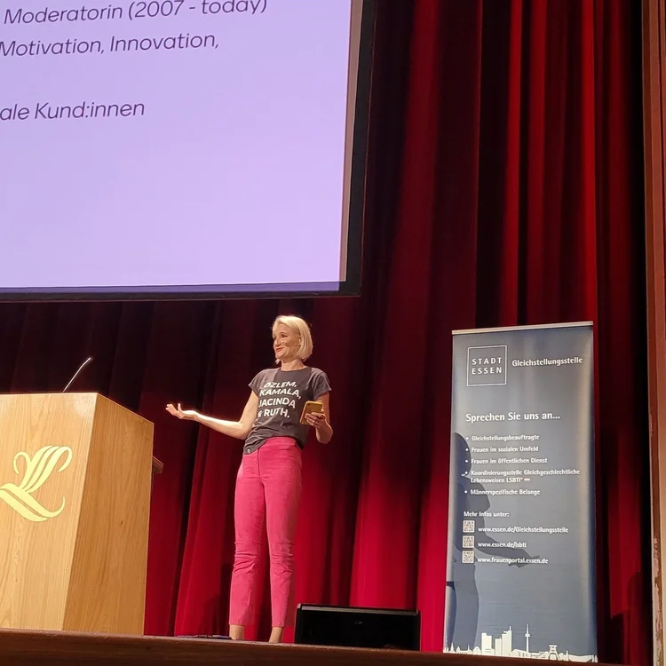 Keynote-Speakerin Henriette Frädrich auf der Bühne der Lichtburg Essen beim Mitarbeiterinnen-Event „Frauen und KI“ der Stadt Essen 2024
