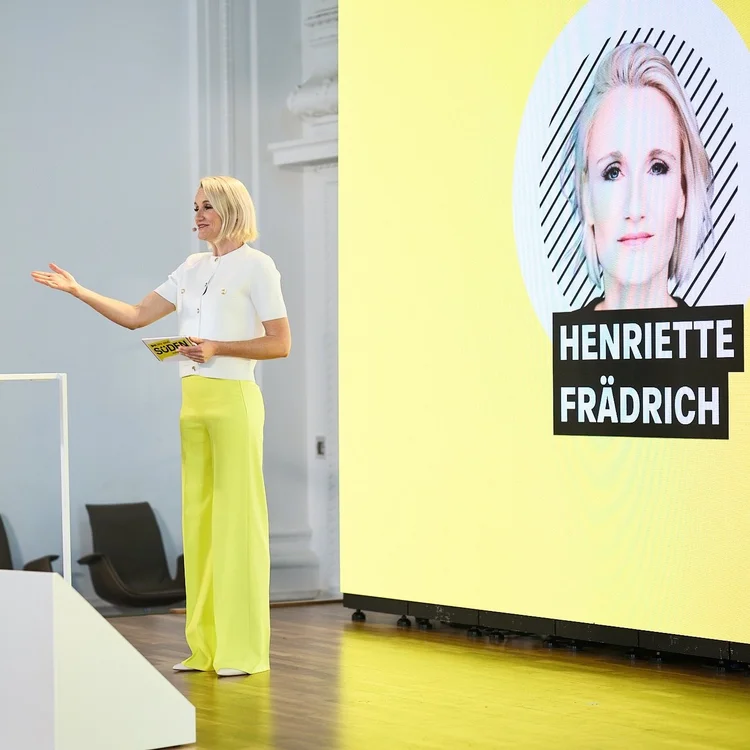 Eventmoderatorin Henriette Frädrich auf der Bühne beim TMBW-Tourismustag 2025 im Neuen Schloss Stuttgart