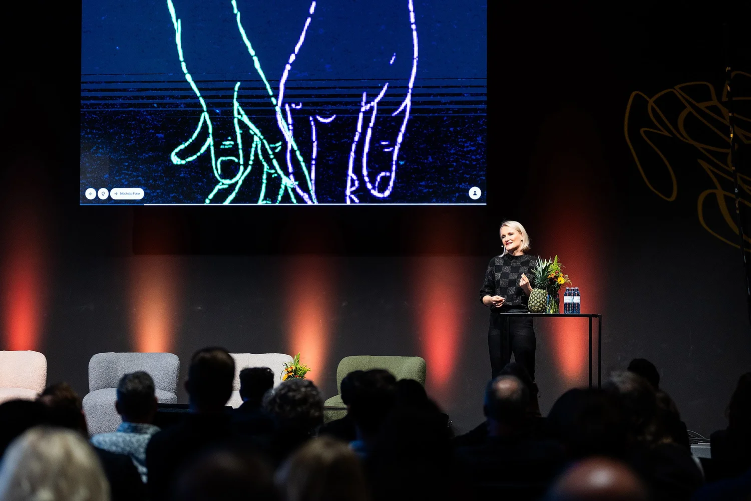 Henriette Hochstein-Frädrich Keynote-Speakerin mit Neon-Visual – Vortrag zu Digitalisierung, KI und Aufmerksamkeit