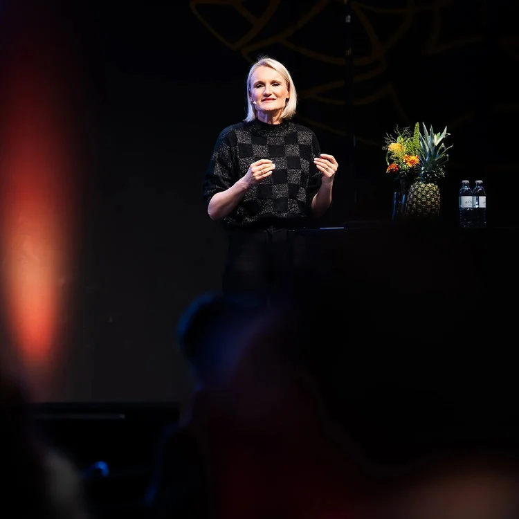 Henriette Hochstein-Frädrich auf der Bühne des 3. Eventforum Rheinland im Rhein Sieg Forum Siegburg · Eröffnungskeynote „BLEIBT. ALLES. ANDERS.“ am 30. Oktober 2025