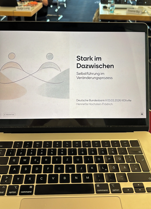 Titelfolie „Stark im Dazwischen — Selbstführung im Veränderungsprozess“ von Henriette Hochstein-Frädrich