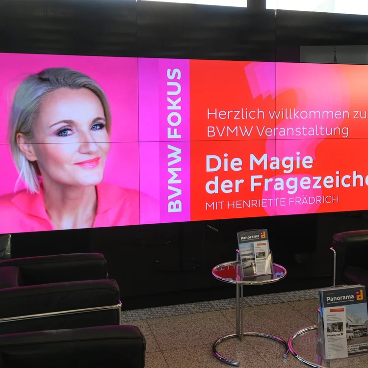 Willkommens-Screen der BVMW-FOKUS-Veranstaltung in Osnabrück mit Keynote-Ankündigung „Die Magie der Fragezeichen“ von Henriette Frädrich