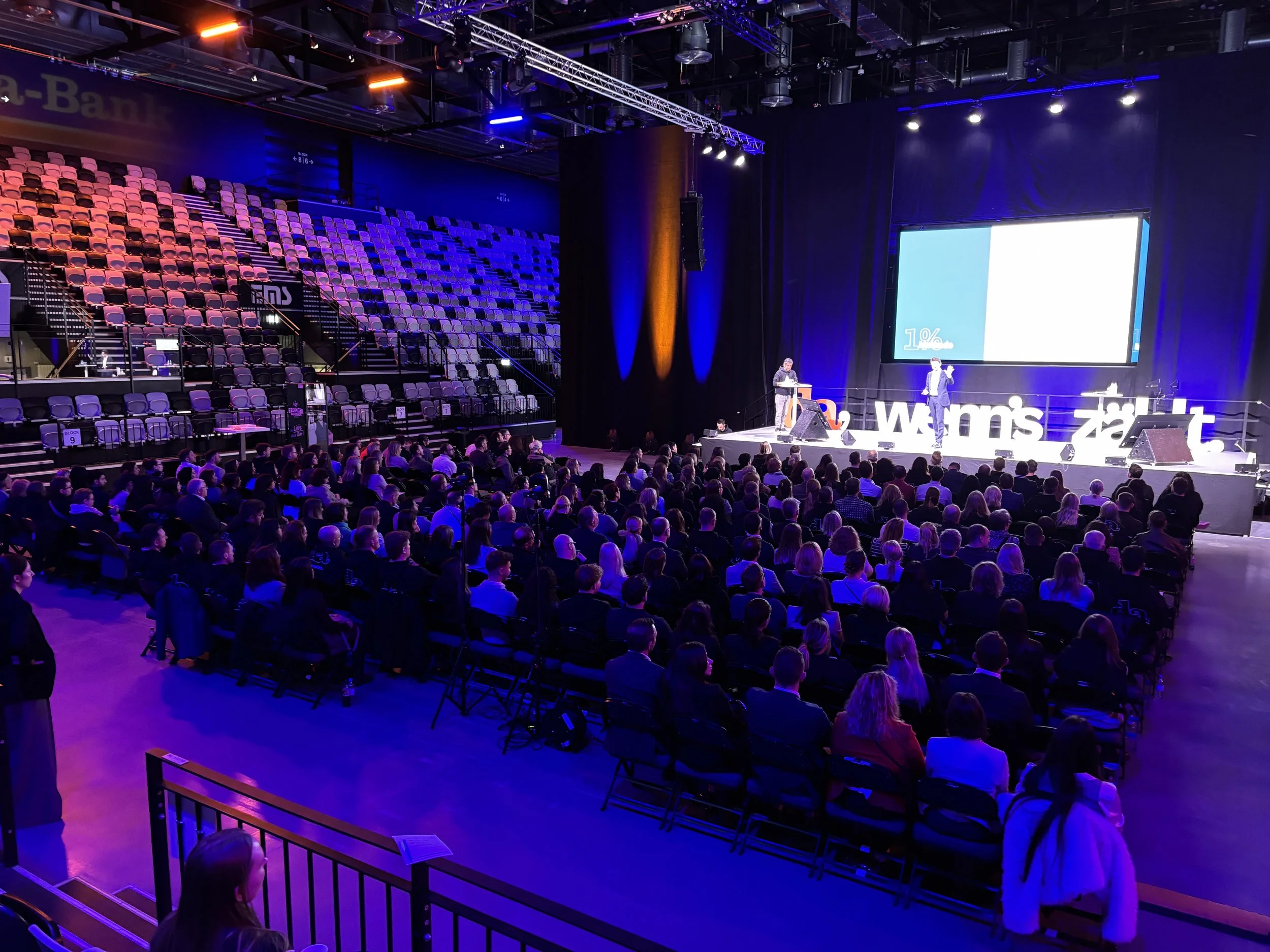 Henriette Hochstein-Frädrich bei ihrer Keynote „da, wenn's zählt.“ auf der Kick-off-Veranstaltung der Sparda-Bank Nürnberg in der Kia-Metropol-Arena