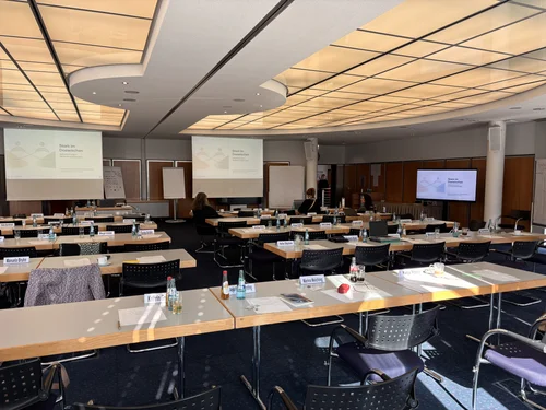 Tagungssaal im Bundesbank-Tagungszentrum Eltville, Blick in den Vortragsraum vor Beginn