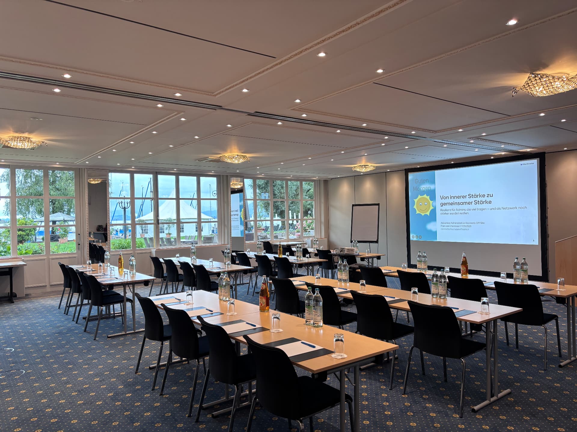 Tagungsraum „Herreninsel“ im Yachthotel Prien am Chiemsee mit Titelfolie „Von innerer Stärke zu gemeinsamer Stärke“ beim Advantest Admin-Offsite