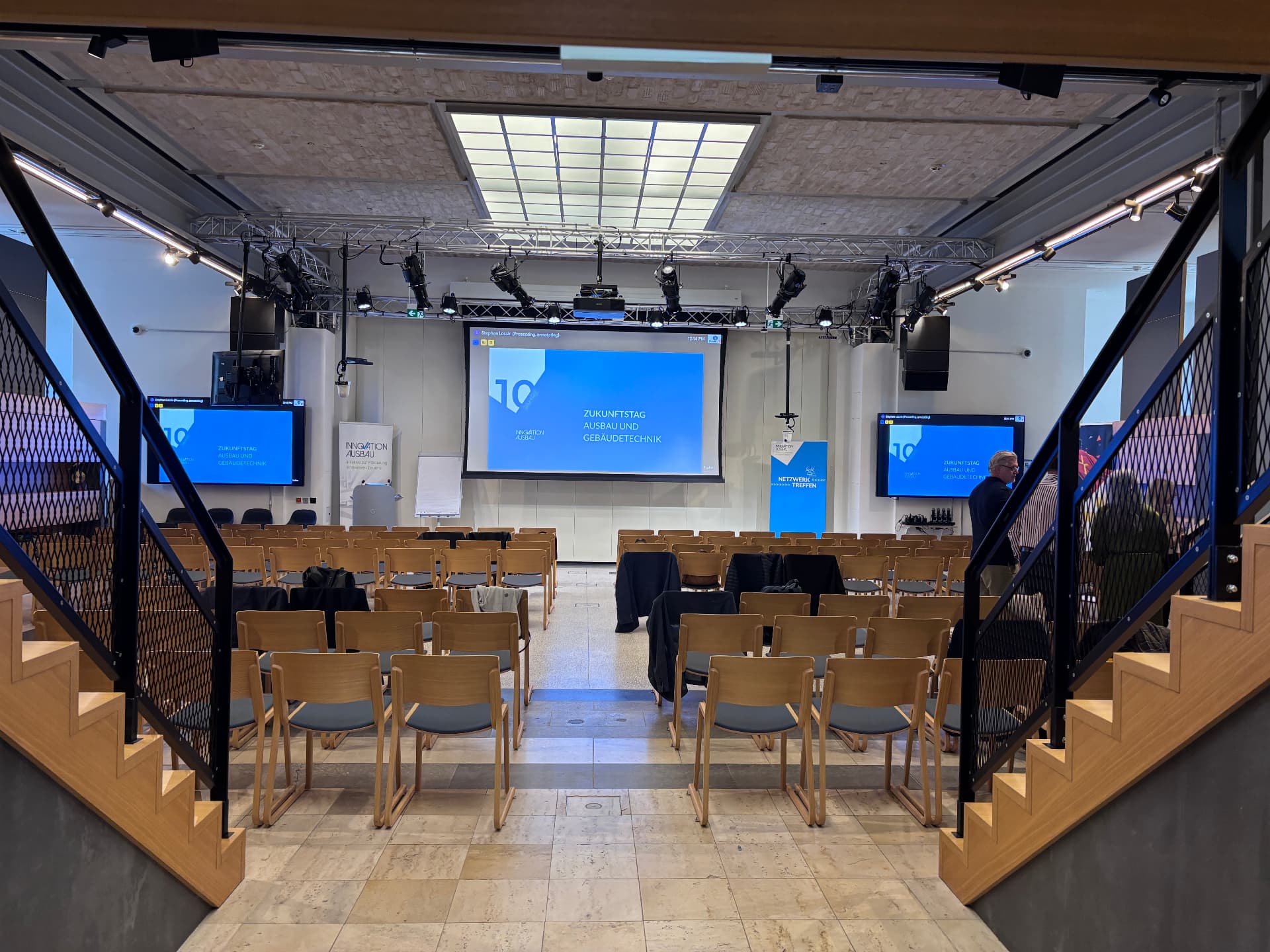 Vortragsraum des Zukunftstags Ausbau und Gebäudetechnik im Google Office Berlin mit Titelfolie auf der Leinwand