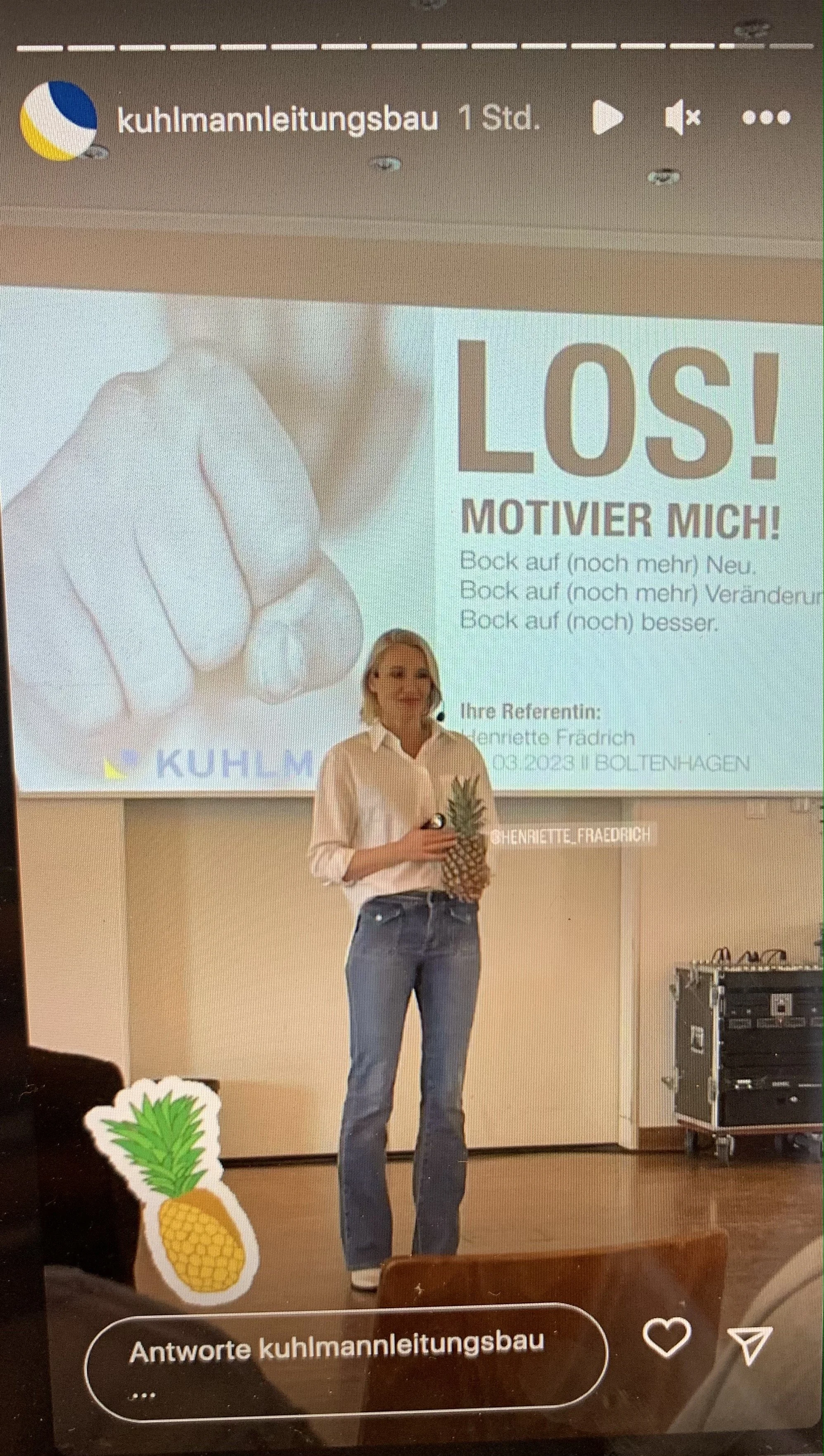 Henriette Frädrich beim Live-Vortrag der Strategietagung von Kuhlmann Leitungsbau in Boltenhagen · März 2023