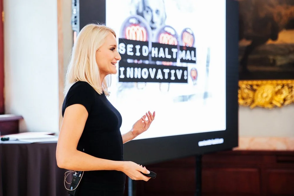 Henriette Hochstein-Frädrich beim Vortrag »Seid halt mal innovativ!« – Baltic Business, Innovation und Creative Destruction