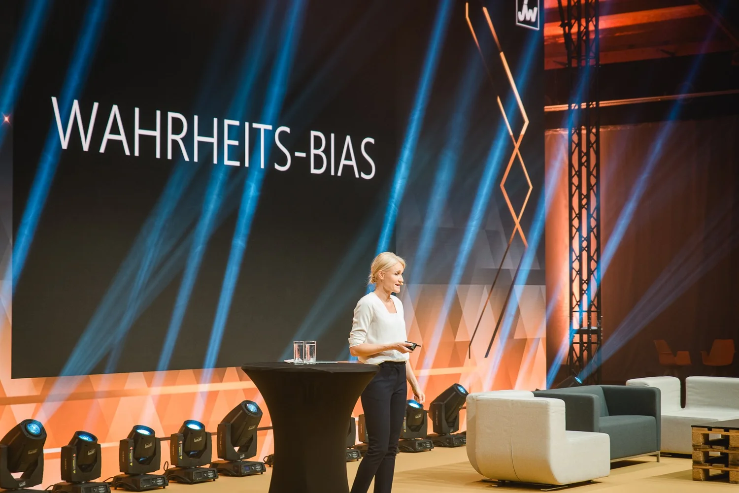 Henriette Hochstein-Frädrich Keynote »Wahrheits-Bias« – Vortrag zu Wahrheit, kognitiven Verzerrungen und Kommunikation im KI-Zeitalter