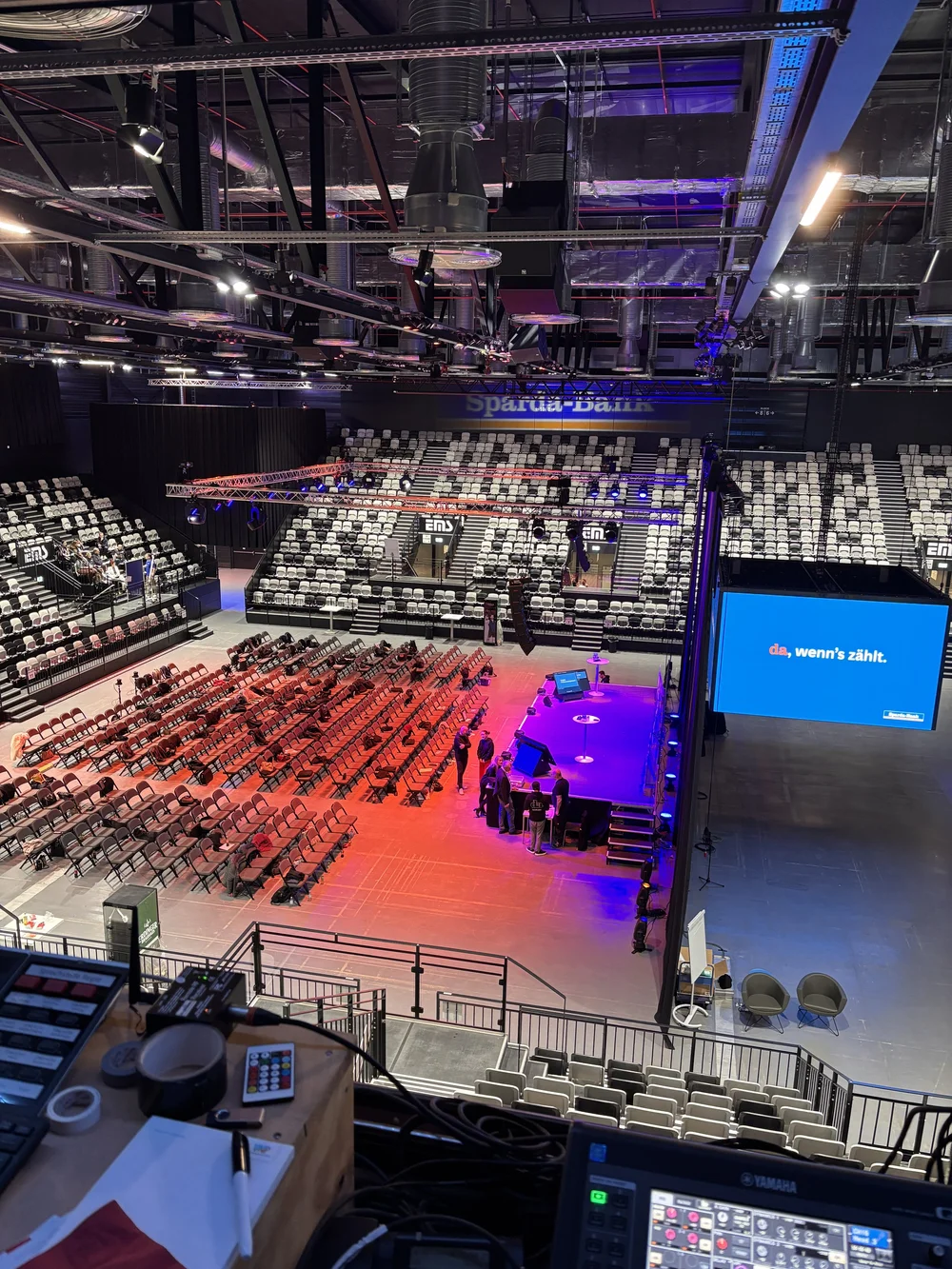 Blick von der Technikgalerie in die Kia-Metropol-Arena während des Sparda-Bank Nürnberg Kick-offs 2026 mit Bühne, Bestuhlung und Leinwand