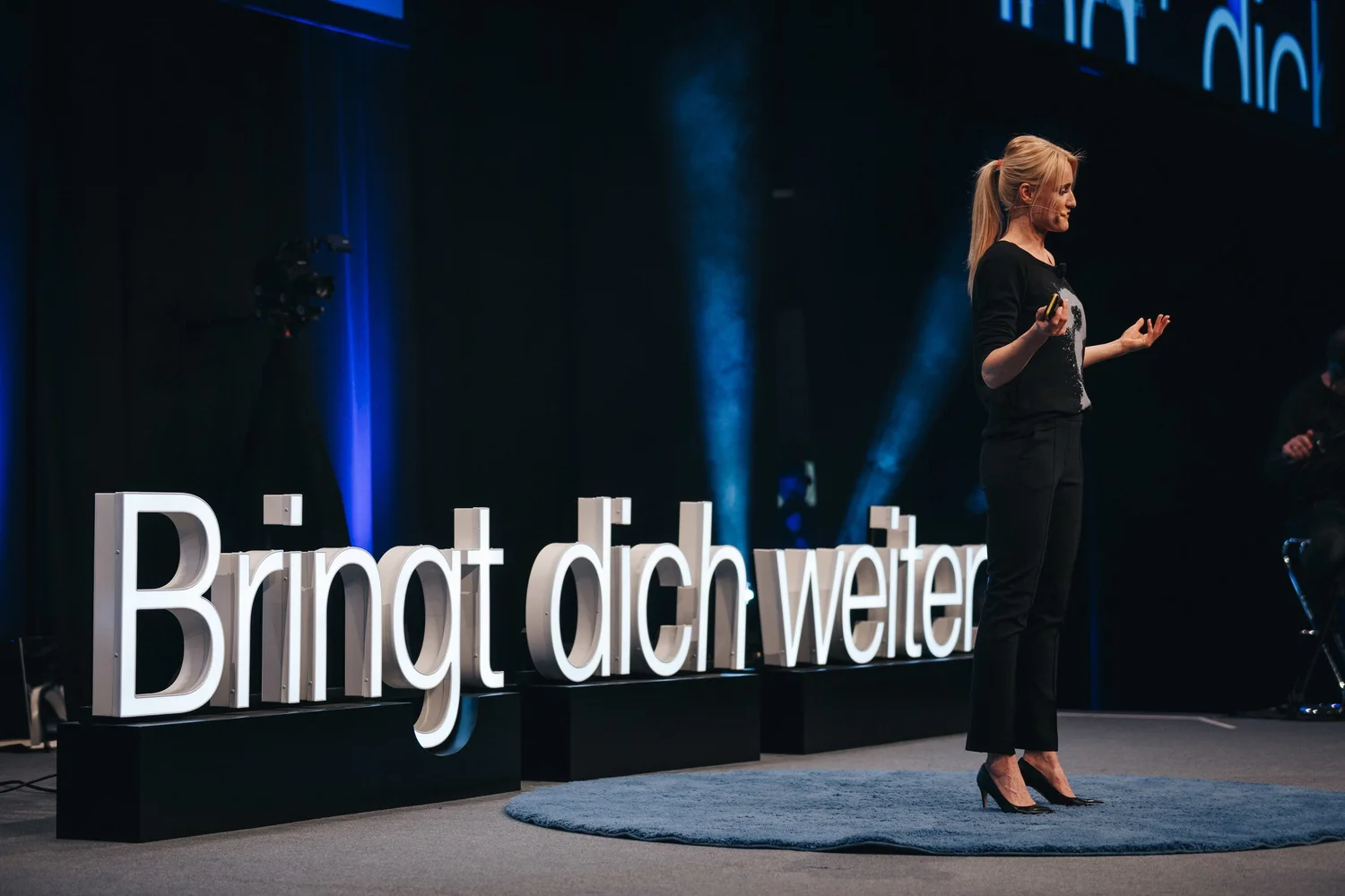 Henriette Hochstein-Frädrich bei der Rednernacht Gedankentanken Berlin – »Bringt dich weiter« – Keynote-Speakerin für persönliches Wachstum