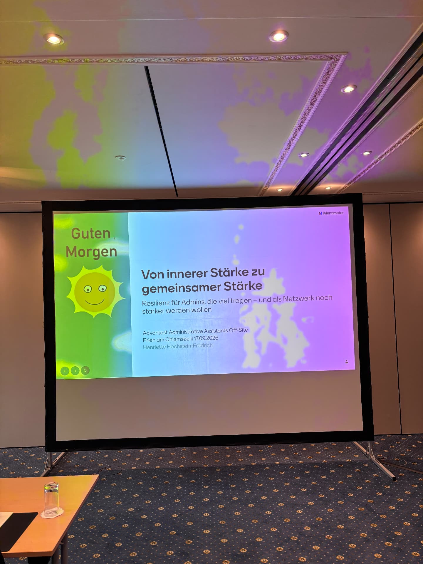 Titelfolie des Resilienz-Workshops für die Advantest Administrative Assistants auf der Leinwand
