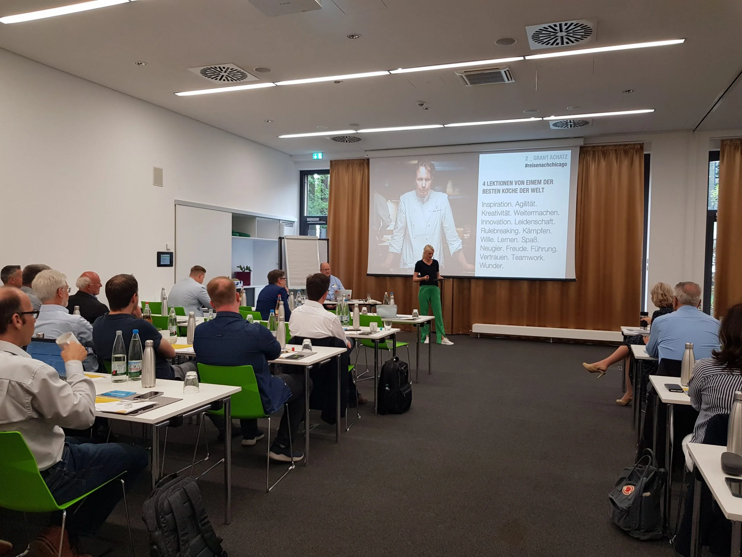 Henriette Frädrich als Keynote-Speakerin beim alfamedia Kundentag 2022 in Frankfurt · „Los! Motivier mich!"