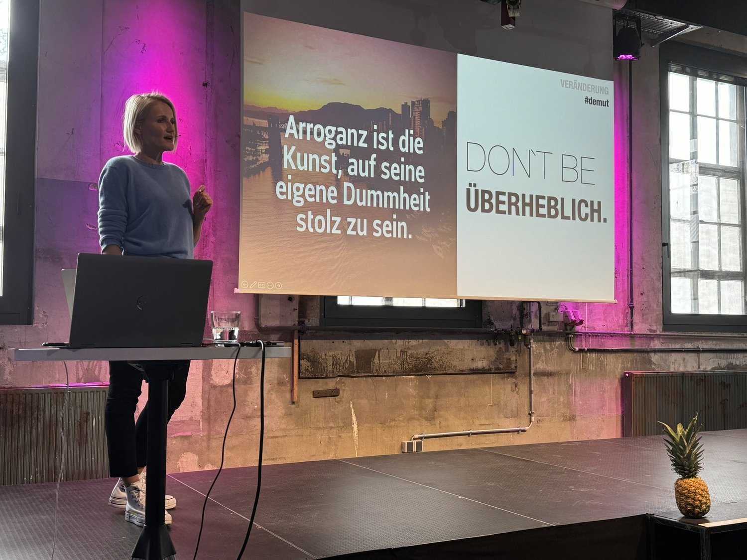 Keynote &bdquo;Von der Kunst, bergab zu rennen&ldquo; · Advanced UniByte · Sales Kick-Off · Motorworld Metzingen · Slide &bdquo;Überheblich&ldquo; · Bild 5/5