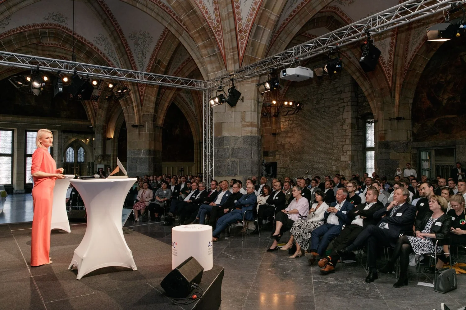 Henriette Hochstein-Frädrich Keynote-Speakerin im historischen Rathaussaal – Vortrag vor Fachpublikum zu Innovation und Wandel