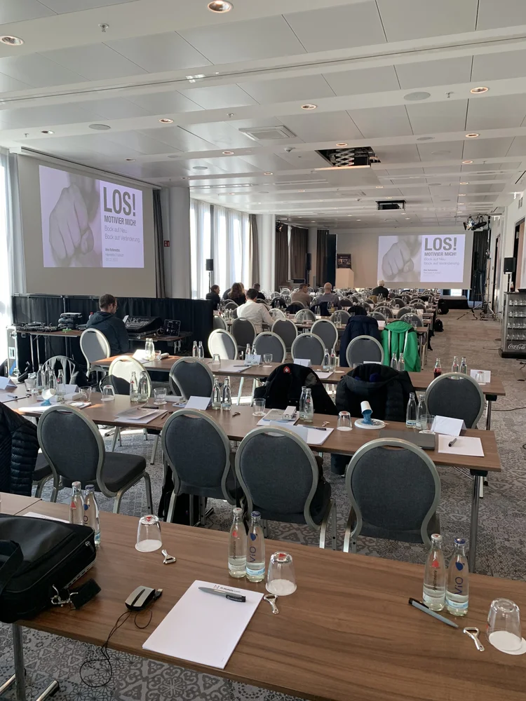 Sika ERFA-Konferenz · München · Blick in den Konferenzsaal mit Titelfolie „LOS! Motivier mich!“